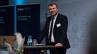 Daniel Keller, Minister für Wirtschaft, Arbeit, Energie und Klimaschutz des Landes Brandenburg am Rednerpult