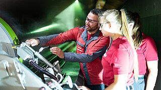 Mitarbeitende der Papier- u. Kartonfabrik Varel in der Produktion 