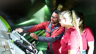 Mitarbeitende der Papier- u. Kartonfabrik Varel in der Produktion 