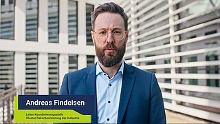 Folie einer PowerPoint Präsentation, ein Mann steht vor Wand