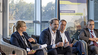 Dr. Axel Bree vom BMWK (Mitte) diskutiert mit den Referierenden und Konferenzteilnehmenden über die aktuellen Chancen und Herausforderung für die deutsche Industrie.| Foto: CDI, Rainer Weisflog