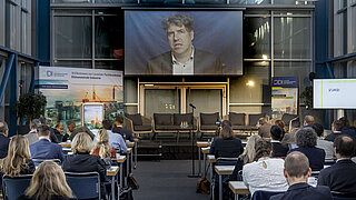 Videobotschaft von Michael Kellner, Parlamentarischer Staatssekretär im Bundesministerium für Wirtschaft und Klimaschutz. | Foto: CDI, Rainer Weisflog