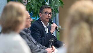 Diskutierende Menschen auf einer Bühne