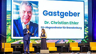 Gastgeber Dr. Christian Ehler (EU-Abgeordneter für Brandenburg) und Moderatorin Melanie Stein auf der Bühne der Decarbon Days