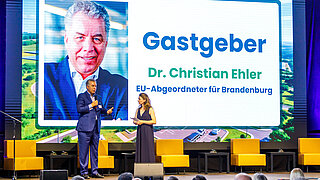 Gastgeber Dr. Christian Ehler (EU-Abgeordneter für Brandenburg) und Moderatorin Melanie Stein auf der Bühne der Decarbon Days
