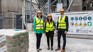 Die KEI-Referentinnen Anne Kossack und Bianca Dornisch-Bund mit Markus Judendorfer vom Net Zero Emission-Team vor der neu eröffneten Pilotanlage.