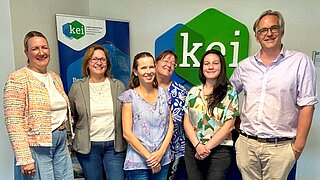 KEI-Leiter Jakob Flechtner begrüßt zusammen mit weiteren Kolleg*innen die Jurymitglieder Josefine Renker, IHK Cottbus, (li.) und Katja Tietz, EGC Entwicklungsgesellschaft Cottbus mbH, (2. v.li.) bei ihrer Besichtigung vor Ort.