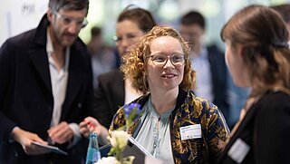 Menschen am Messestand