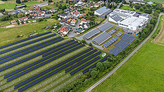 Rauschert Fertigungsstandort in Heinersdorf von oben, im Vordergrund firmeneigene Solarfelder.