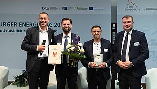Vier Personen auf dem Podium