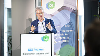 BMUKN-Ministerialrat Berthold Goecke steht am Rednerpult während seiner Keynote zum KEI Podium