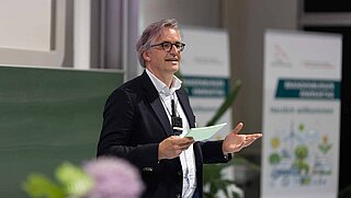 KEI-Leiter Jakob Flechtner spricht vor Publikum