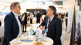 Der KEI-Leiter Jakob Flechtner im Gespräch mit Thorsten Spielmann vom Fraunhofer IEG