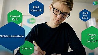 Abbildung einer PowerPoint Folie - Symbolbild, eine Person sitzt und schreibt, um sie herum sieht man wabenförmige Kacheln