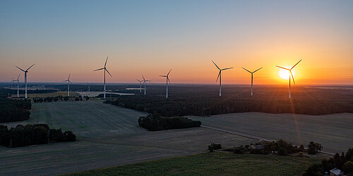 Windräder im Sonnenaufgang