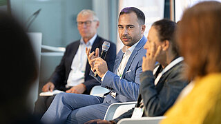 Diskussionsrunde auf der Bühne