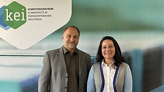 Dr. Remo Tiedemann und Monica Villanueva stehen nebeneinander. 