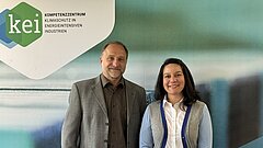Dr. Remo Tiedemann und Monica Villanueva stehen nebeneinander. 