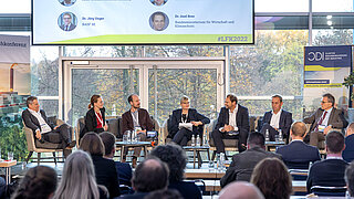 Wie gelingt die industrielle Dekarbonisierung unter den aktuellen politischen Rahmenbedingungen? Expertentalk auf der Lausitzer Fachkonferenz 2022 – Klimaneutrale Industrie in Cottbus. | Foto: CDI, Rainer Weisflog