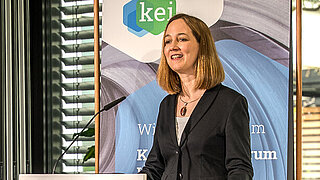 Dr. Constanze Haug, Geschäftsführerin der ZUG spricht zum KEI Podium