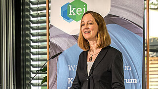 Dr. Constanze Haug, Geschäftsführerin der ZUG spricht zum KEI Podium