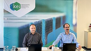 Dr. Remo Tiedemann und Dr. Jan Breitfeld vom KEI beim Fachforum Stahl